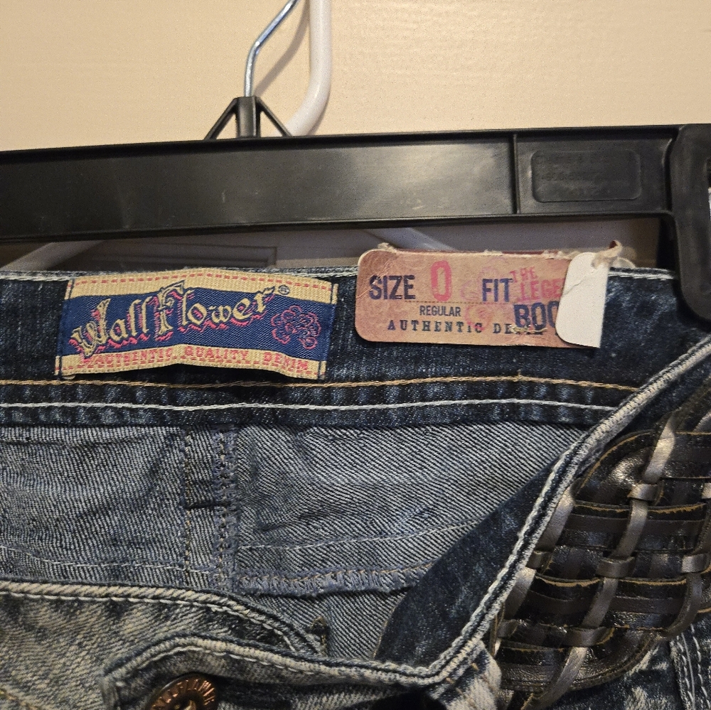 Women's Wall Flower Blue Jeans with Belt - Picture 6 of 7